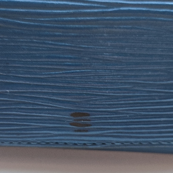 Louis Vuitton Vintage  Cobalt Blue Epi Leather  Key Holder with Gold Button - Picture 7 of 9